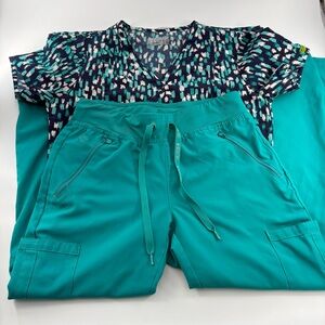 Med Couture Women's Green Patterned Scrub Set Small